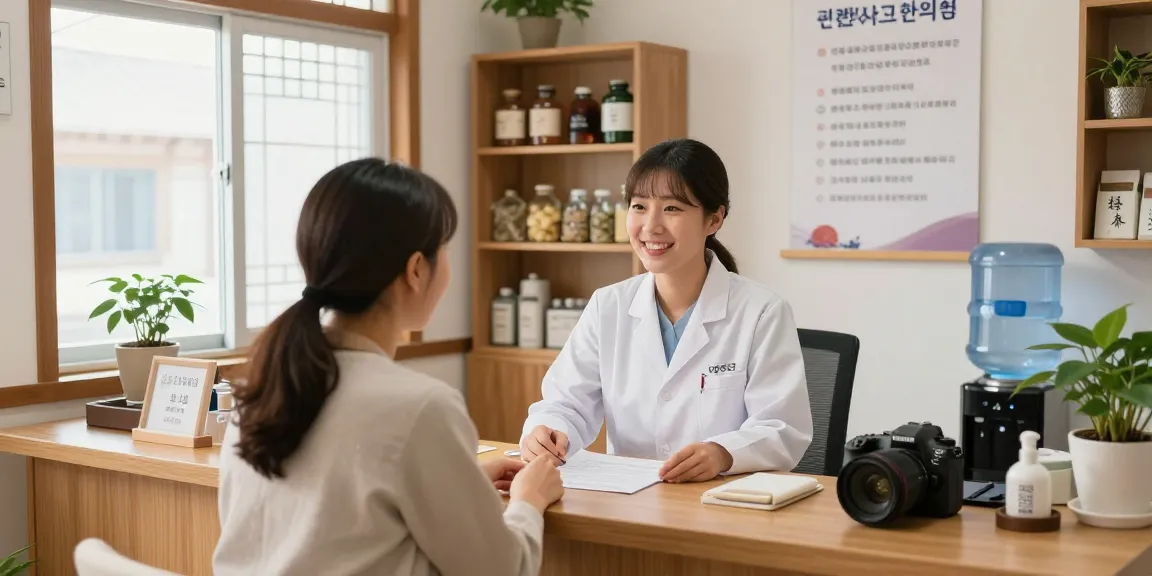 Welcoming environment of 수원교통사고한의원 featuring a friendly acupuncturist greeting patients in a cozy reception area.